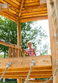 Niña en casa de escalada - Recreatiepark 't Gelloo - Ede, Gelderland, Países Bajos