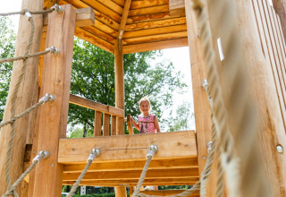 Niña en casa de escalada - Recreatiepark 't Gelloo - Ede, Gelderland, Países Bajos