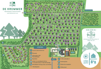 Mappa del villaggio turistico De Kremmer a Drenthe, Paesi Bassi, con tiny house e servizi segnalati.