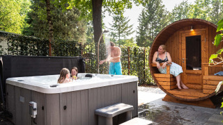 Wellness met hottub, buitendouche en sauna - Recreatiepark 't Gelloo - Ede, Gelderland, Nederland