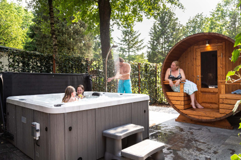 Bien-être avec bain à remous, douche extérieure et sauna - Recreatiepark 't Gelloo - Ede, Gelderland, Pays-Bas