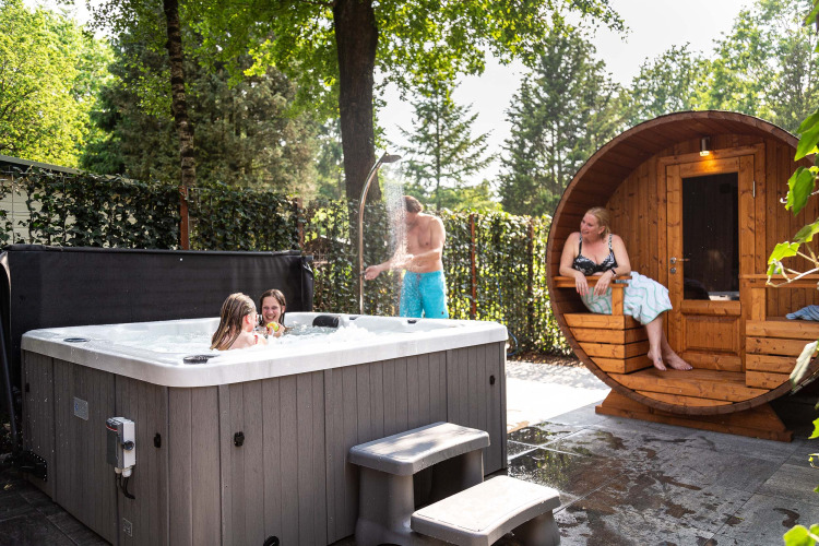 Wellness met hottub, buitendouche en sauna - Recreatiepark 't Gelloo - Ede, Gelderland, Nederland