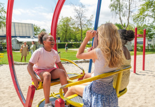 Niños juegan juntos en el parque infantil de Holiday park Ackersate, un parque vacacional en Gelderland, Países Bajos.