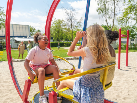 Kinder spielen gemeinsam auf dem Spielplatz im Holiday Park Ackersate in Gelderland, Niederlande.