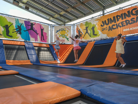 Kinder springen und spielen in einer Trampolinhalle im Holiday Park Ackersate, Gelderland, Niederlande.