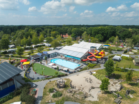 Luchtfoto van Holiday park Ackersate met zwembad, grote glijbaan en kampeerplaatsen in Gelderland, Nederland.