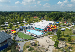 Luftaufnahme vom Holiday park Ackersate mit Pool, Wasserrutsche und Campingplätzen in Gelderland, Niederlande.