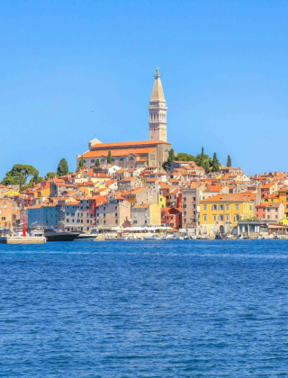 Vista costiera della colorata città di Rovigno vicino a Tar, Istria, Croazia, con una storica chiesa.