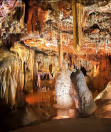 Donna esplora una spettacolare grotta vicino a Tar, Istria, Croazia, tra stalattiti e stalagmiti suggestive.