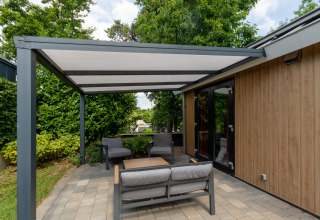 Patio moderno con pergolato e mobili da esterno all’Eco Cottage Comfort, De Thijmse Berg, Paesi Bassi