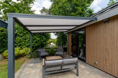 Terraza moderna con pérgola y muebles de exterior en Eco Cottage Comfort, De Thijmse Berg, Países Bajos