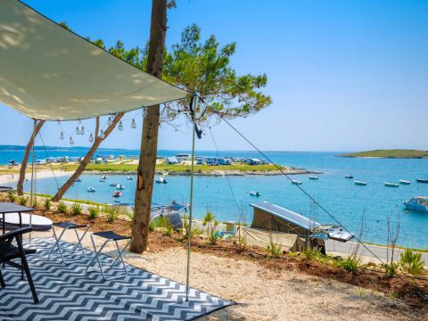 Vista sul mare e campeggio presso Camping Arena Stupice, Istria, Croazia, con barche e telo parasole.