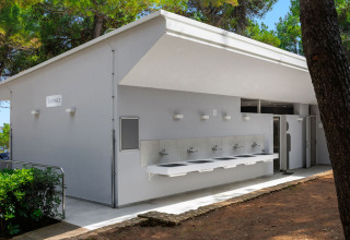 Edificio sanitario moderno con lavelli esterni presso il Camping Arena Stupice, Istria, Croazia.