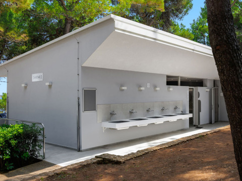 Modern sanitairgebouw met buitenwastafels bij Camping Arena Stupice, Istrië, Kroatië.