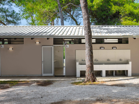 Sanitärgebäude mit Außenspülen und WC im Camping Arena Stupice, Istrien, Kroatien.