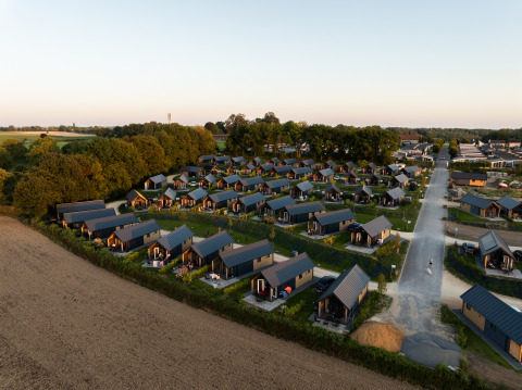 Luftfoto af Berg Lodge - Sauna på Resort Mooi Bemelen i Holland, omgivet af grønne områder og træer.