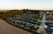 Luchtfoto van Berg Lodge - Sauna in Resort Mooi Bemelen, Nederland, omringd door groene natuur.