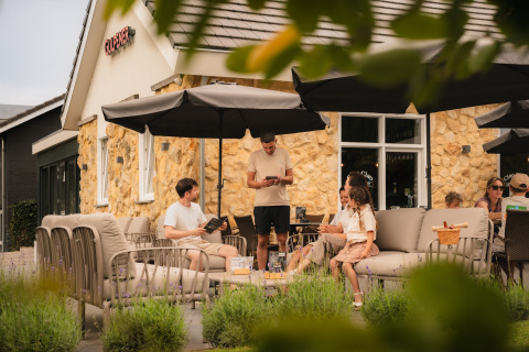 Terrasse extérieure de la Berg Lodge - Sauna au Resort Mooi Bemelen, Pays-Bas, ambiance conviviale.