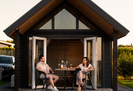 Dos personas relajándose en la terraza de Berg Lodge - Sauna en Resort Mooi Bemelen en los Países Bajos.