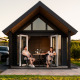 Dos personas relajándose en la terraza de Berg Lodge - Sauna en Resort Mooi Bemelen en los Países Bajos.