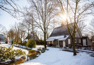 Park und Hütten im Schnee - Hof van Salland - Hellendoorn, Overijssel, Niederlande