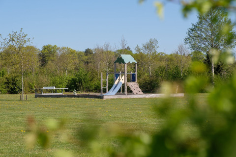 Césped con parque infantil - De Klimberg - Rheezerveen, Overijssel, Países Bajos