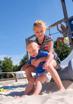 Niños en parque infantil - De Klimberg - Rheezerveen, Overijssel, Países Bajos