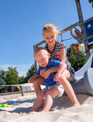 Niños en parque infantil - De Klimberg - Rheezerveen, Overijssel, Países Bajos