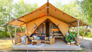 Vista frontal de la tienda safari abierta - De Klimberg - Rheezerveen, Overijssel, Países Bajos