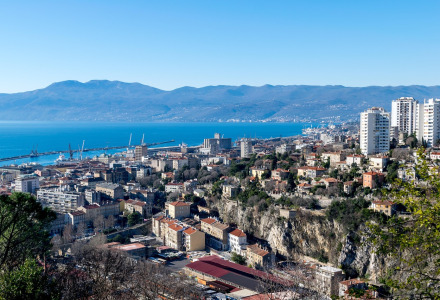 Vista panorámica de Labin en Istria, Croacia, mostrando la ciudad, la costa y las montañas circundantes.
