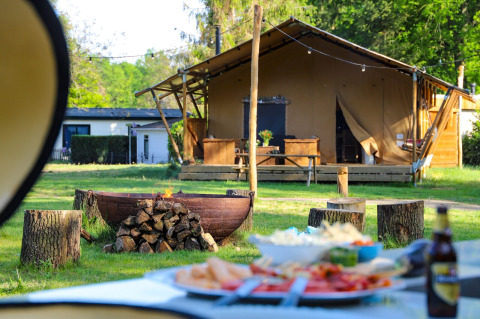 Fogata en el campo con tienda safari - De Klimberg - Rheezerveen, Overijssel, Países Bajos