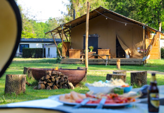Fogata en el campo con tienda safari - De Klimberg - Rheezerveen, Overijssel, Países Bajos