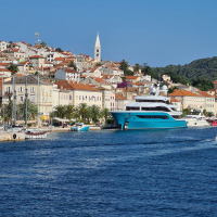 Ciudad costera con puerto deportivo, casas coloridas y un campanario en Labin, Istria, Croacia.