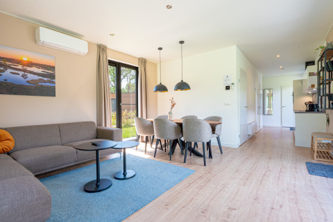 Woon- en eetkamer van Vakantievilla Amalia 6 met hottub in Hofparken De Bergvennen, Nederland.