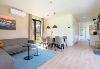 Woon- en eetkamer van Vakantievilla Amalia 6 met hottub in Hofparken De Bergvennen, Nederland.