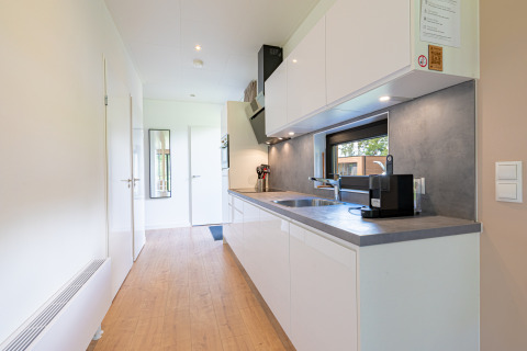 Moderne strakke keuken in Vakantievilla Amalia 6 met raam bij Hofparken De Bergvennen, Nederland.