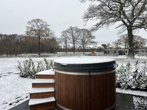 Met sneeuw bedekte hottub bij Vakantievilla Amalia 6 in Hofparken De Bergvennen, Nederland.