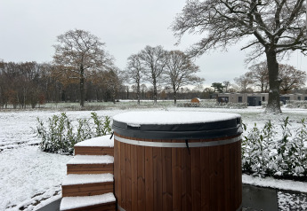 Sneklædt hottub og terrasse ved Vakantievilla Amalia 6, Hofparken De Bergvennen, Nederlandene.