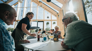 Horeca gasten binnen - De Klepperstee - Ouddorp, Zeeland, Nederland