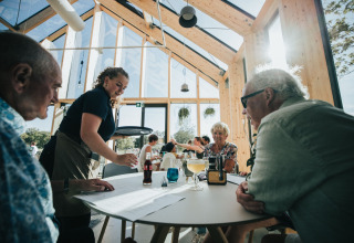 Horeca gasten binnen - De Klepperstee - Ouddorp, Zeeland, Nederland