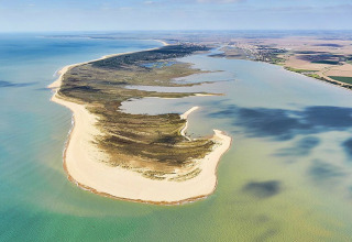 Vista aérea de la costa cerca de L'Aiguillon-sur-Mer en Pays de la Loire, Francia, con playas y mar.