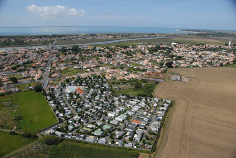 Vista aérea del parque vacacional Flower Camping Le Pré des Sables en Pays de la Loire, Francia, cerca del mar.