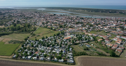 Luftaufnahme des Ferienparks Flower Camping Le Pré des Sables in Pays de la Loire, Frankreich, nahe der Küste.