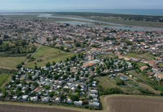 Vista aérea del parque de vacaciones Flower Camping Le Pré des Sables en Pays de la Loire, Francia, cerca de la costa.