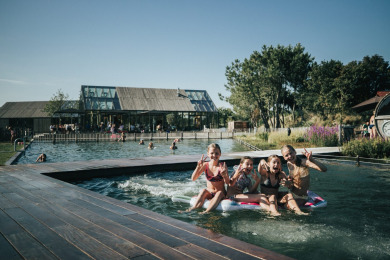 Kinderen in zwemvijver - De Klepperstee - Ouddorp, Zeeland, Nederland