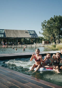 Kinderen in zwemvijver - De Klepperstee - Ouddorp, Zeeland, Nederland