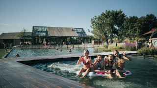 Kinderen in zwemvijver - De Klepperstee - Ouddorp, Zeeland, Nederland
