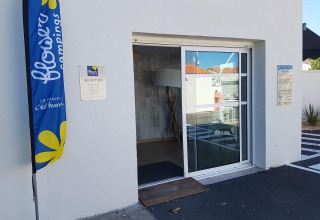 Ingresso e reception del villaggio vacanze Flower Camping Le Pré des Sables in Pays de la Loire, Francia.