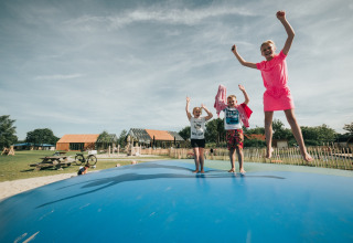 Kinderen op grote trampoline - De Klepperstee - Ouddorp, Zeeland, Nederland