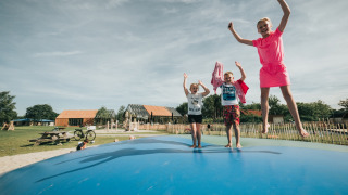 Kinderen op grote trampoline - De Klepperstee - Ouddorp, Zeeland, Nederland